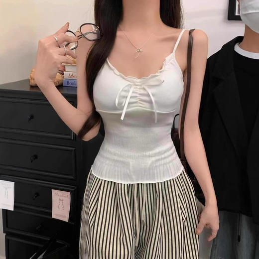 【纯欲天花板❗️蝴蝶结吊带背心】木耳边领口 + 胸前蝴蝶结设计，温柔又性感，轻松拿捏甜欲少女感，显瘦收腰完美勾勒腰腹线条，视觉上显瘦又显高，小背心女修身内衣百搭抹胸美背L 商品图0