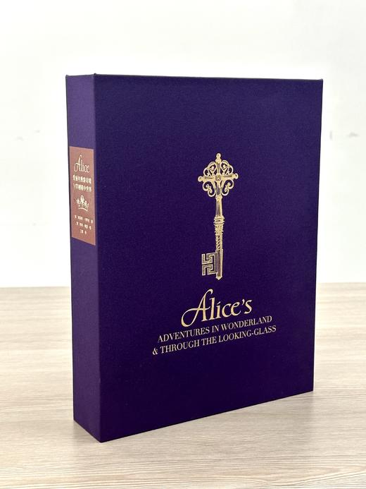 《爱丽丝漫游奇境与穿越镜中世界》薄雾粉山羊皮定制款，加赠译者签名钤印书票 商品图5
