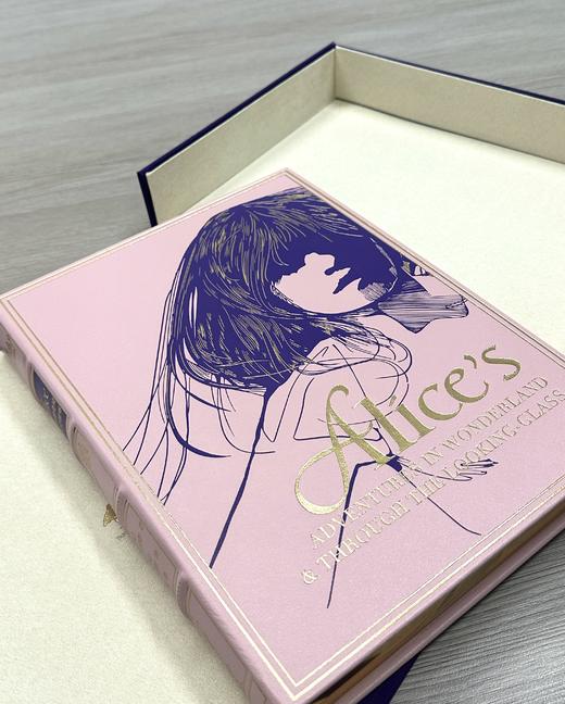 《爱丽丝漫游奇境与穿越镜中世界》薄雾粉山羊皮定制款，加赠译者签名钤印书票 商品图3