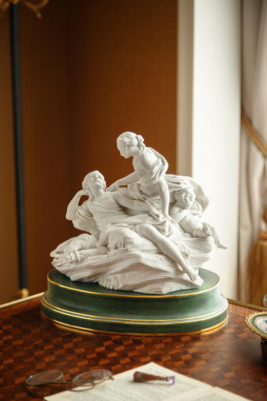 独角鹿西洋古董1930年代法国御窑塞弗尔签名出品素胎瓷人物雕塑《狩猎》 商品图1