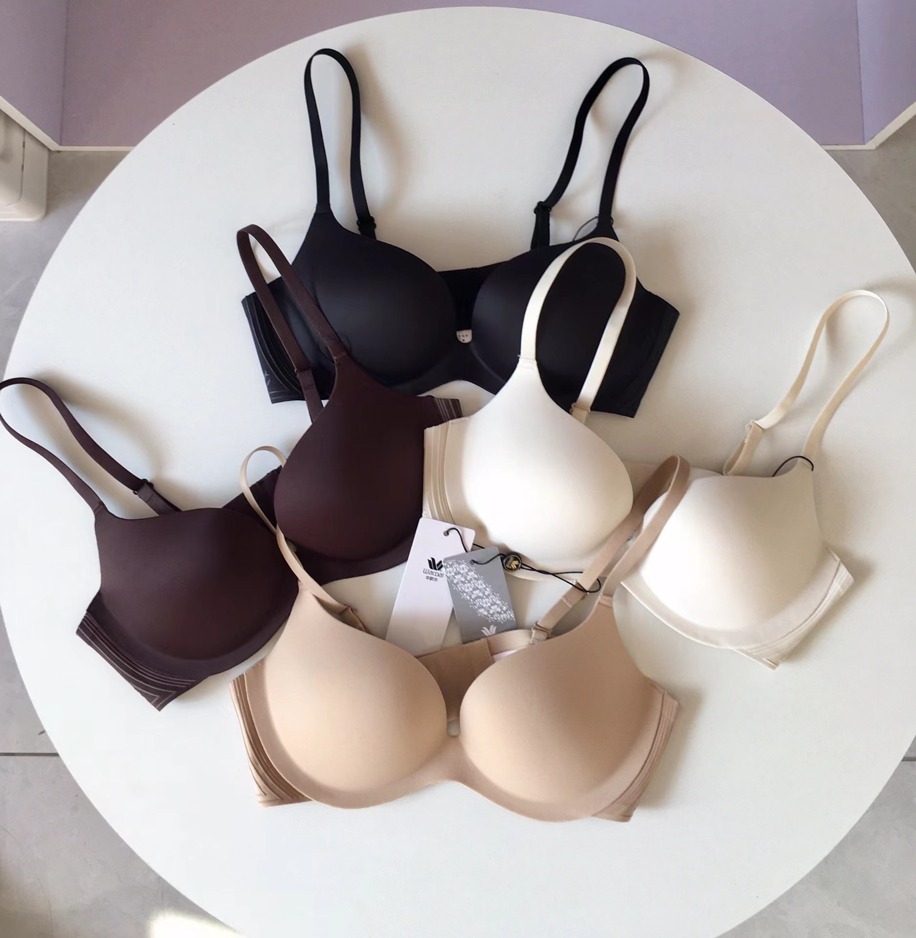 F022712简约立体无痕一片式光面内衣聚拢显大文胸