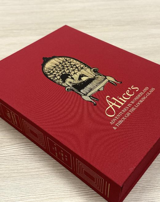【双面烫印牛皮定制款】《爱丽丝漫游奇境与穿越镜中世界》书口三面鎏金+雕刻图案，加赠译者签名钤印书票 商品图3