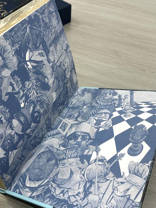 【梦境蓝山羊皮定制款】《爱丽丝漫游奇境与穿越镜中世界》书口三面鎏金+雕刻图案，赠送译者签名钤印书票 商品图5