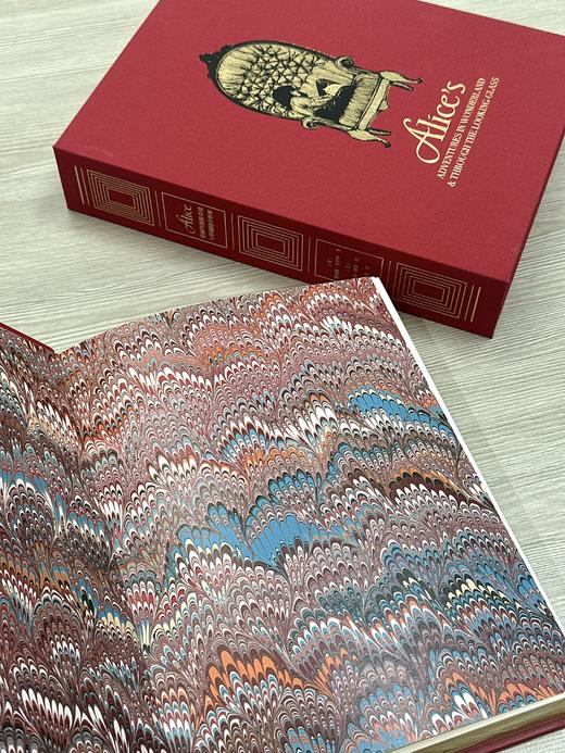 【双面烫印牛皮定制款】《爱丽丝漫游奇境与穿越镜中世界》书口三面鎏金+雕刻图案，加赠译者签名钤印书票 商品图5