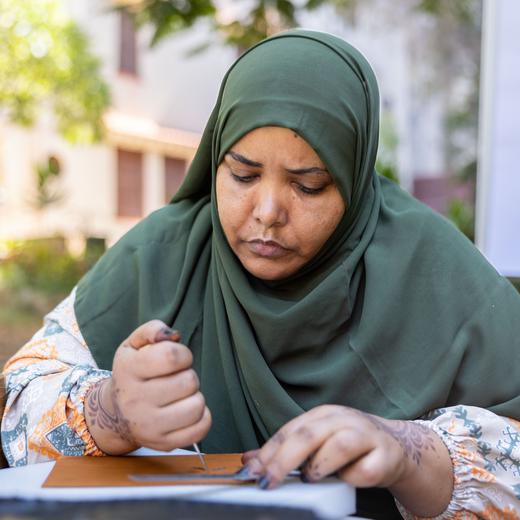 心艺手作：花漾水牛皮斜挎包 Flora Leather Crossbody Bag 商品图6