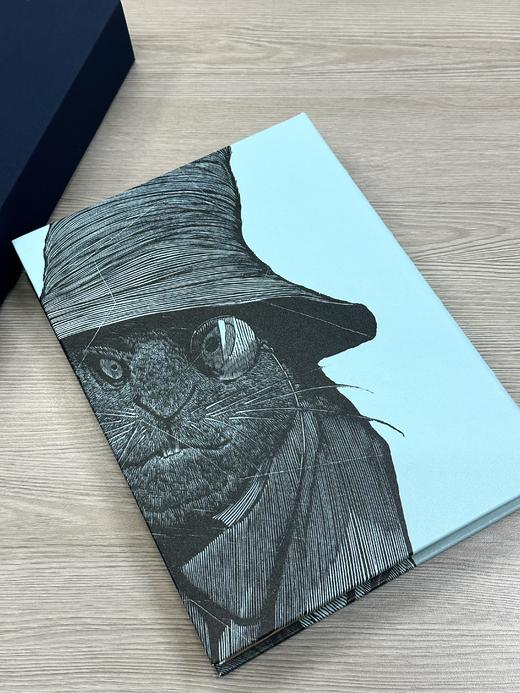 【梦境蓝山羊皮定制款】《爱丽丝漫游奇境与穿越镜中世界》书口三面鎏金+雕刻图案，赠送译者签名钤印书票 商品图2