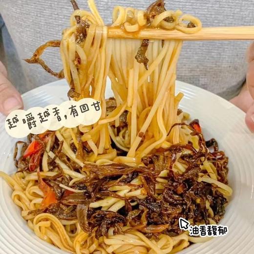 【油淋鸡枞菌】鲜到空口炫的拌饭酱❗云南大山里的美味，比肉还香，拌饭能炫三大碗！鸡枞丝不仅不硬不柴，而且鲜中带甜，吃到后面还会有一丝回甘~慢慢感受鸡枞丝鲜、香、嫩，菌香浓郁，越嚼越香 商品图3