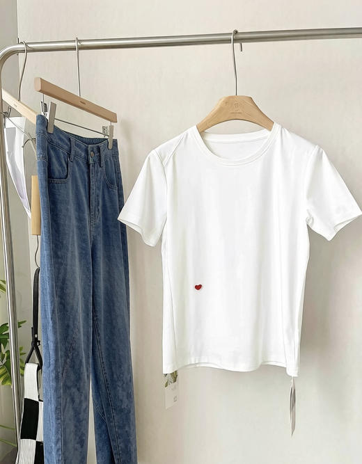 【一切刚刚好】噢蜜ooomeoo爱心刺绣白T“限时赠送真丝丝巾” 商品图6