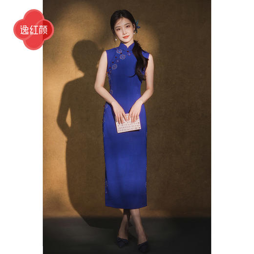 逸红颜《斓歌》2026夏新款微弹布纹敦煌宝相花刺绣修身无袖旗袍女 商品图0