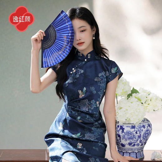 逸红颜《萱柔》2026夏新款蝴蝶牡丹全真丝红云纱抽褶鱼尾旗袍裙女 商品图1