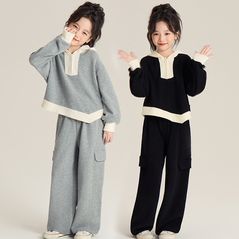 【儿童服饰丨女童春季连帽休闲套装】面料软糯舒适，连帽+撞色拼接设计，层次丰富，衣身纹理清晰，软而不塌，款式休闲简约，出门一套搞定，不用费心搭配