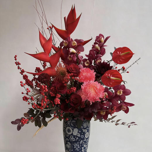 《祥瑞》富贵鸟红掌冬青大花蕙兰牡丹菊花团纹青花瓷花瓶 商品图2