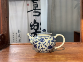 柴窑青花缠枝莲壶