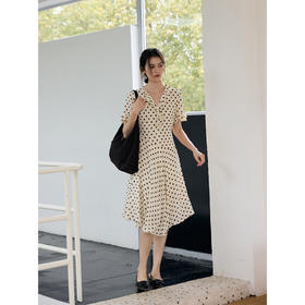 斜裁荷叶边收腰连衣裙