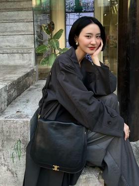 CELINE赛琳 TriompheBesace 金色饰面 可拆卸可调节肩带 羊皮革 单肩包 女款 黑色