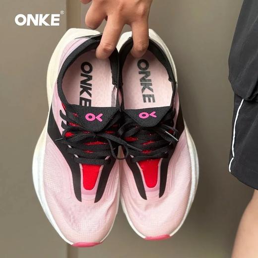 专属🔥【别猜了，开学季跑鞋王炸来了！这个价格能买到全掌碳板❗️德系硬核跑鞋】上脚就像装了弹簧——碳板推进感明显，跑个几公里只是热身德国制造，强到如此可怕❗️从学生到成人，从小跑到大赛都能穿❗️ 商品图5