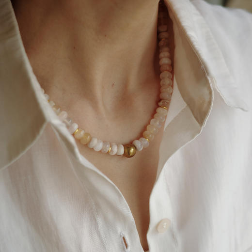 「暖樱」樱花玛瑙项链 | 总长约42cm 暖橙云白晕染玛瑙 厚重感黄铜圆珠 to me 天然石饰品 商品图5