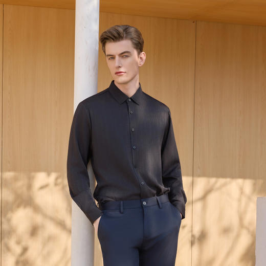 半身缘男装 春季垂感亲肤透气光影竖纹质感衬衫261312M01010201 商品图2
