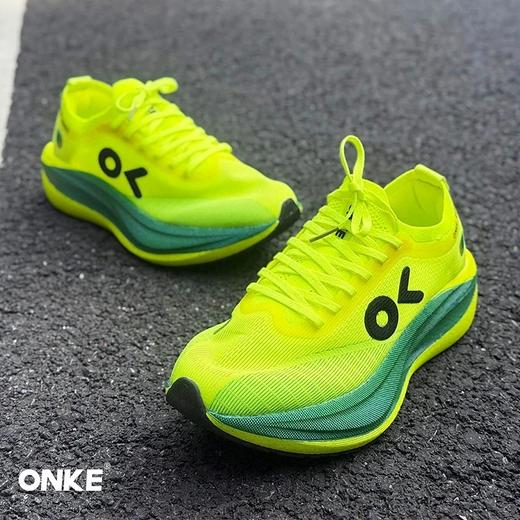 专属🔥【别猜了，开学季跑鞋王炸来了！这个价格能买到全掌碳板❗️德系硬核跑鞋】上脚就像装了弹簧——碳板推进感明显，跑个几公里只是热身德国制造，强到如此可怕❗️从学生到成人，从小跑到大赛都能穿❗️ 商品图6