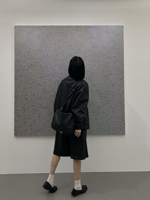 CELINE赛琳 TriompheBesace 金色饰面 可拆卸可调节肩带 羊皮革 单肩包 女款 黑色 商品图3