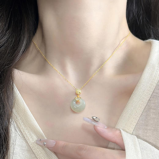 卡蒂罗/KADER 如意福牌平安扣 网红爆款吊坠 925银和田玉新中式国潮好运平安路路通可调节锁骨链 小众灵动祥云配饰 女友 母亲 商品图3