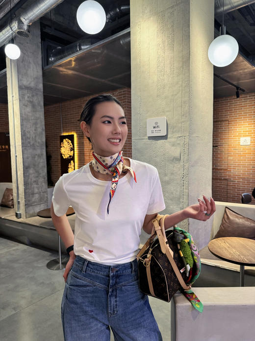 【一切刚刚好】噢蜜ooomeoo爱心刺绣白T“限时赠送真丝丝巾” 商品图2