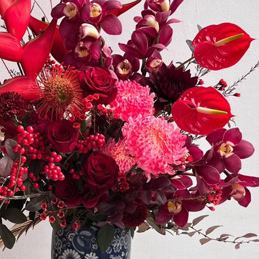 《祥瑞》富贵鸟红掌冬青大花蕙兰牡丹菊花团纹青花瓷花瓶 商品图4