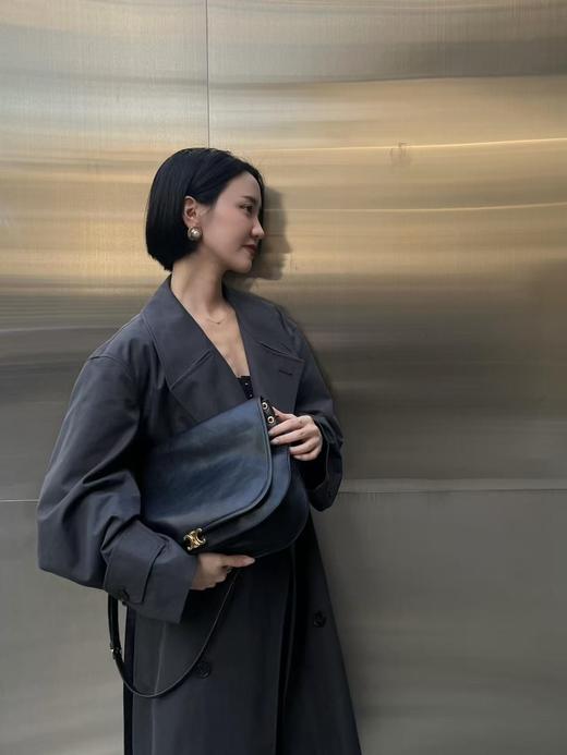 CELINE赛琳 TriompheBesace 金色饰面 可拆卸可调节肩带 羊皮革 单肩包 女款 黑色 商品图1