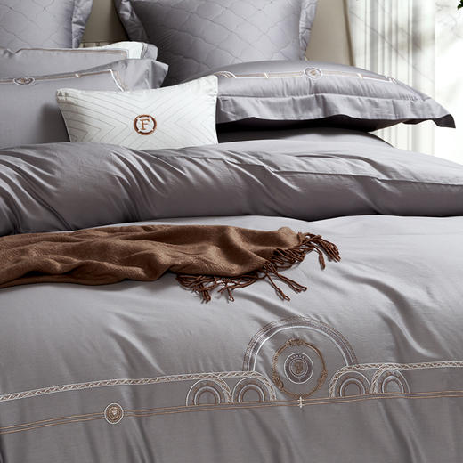 【6楼】富安娜素绣床单四件/自由之境·悦己之旅，咖色，牌牌价2980~3180元，三八爆品活动价999元 商品图1