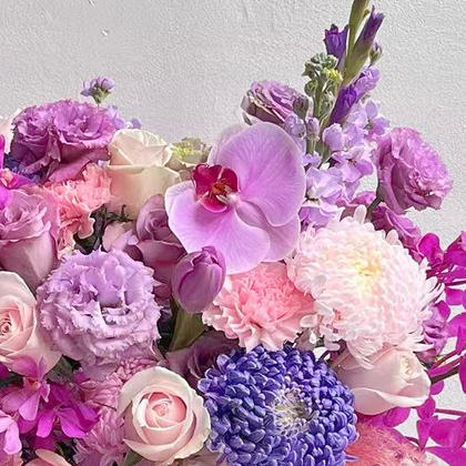 《紫霞仙子》蝴蝶兰郁金香胡姬兰千代兰牡丹菊玫瑰瓶插花 商品图1