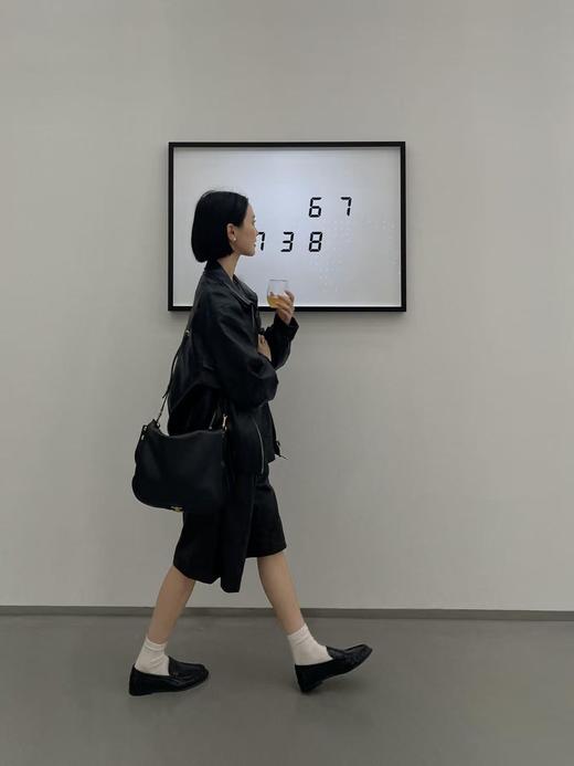 CELINE赛琳 TriompheBesace 金色饰面 可拆卸可调节肩带 羊皮革 单肩包 女款 黑色 商品图2