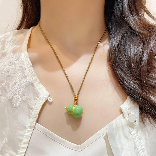 福禄双全中式浪漫【七彩珐琅金葫芦项链】七彩配色温润如玉、福禄吉祥寓意与时尚设计、葫芦造型象征美好祝愿、七彩配色彰显个性魅力、自戴百搭送礼贴心、新中式风格尽显雅致韵味 商品图5