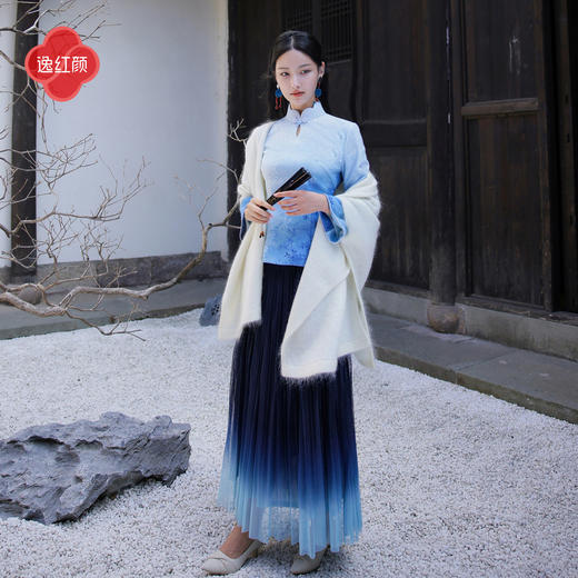 逸红颜《悦湘》2026春新品气质百搭轻暖马海毛混纺围巾斗篷女 商品图3