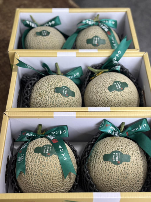 蜜蜂授粉牛三瓜空运而来，口感极好，常温放两天 底部微软 就可以用勺子挖来吃～ 商品图5