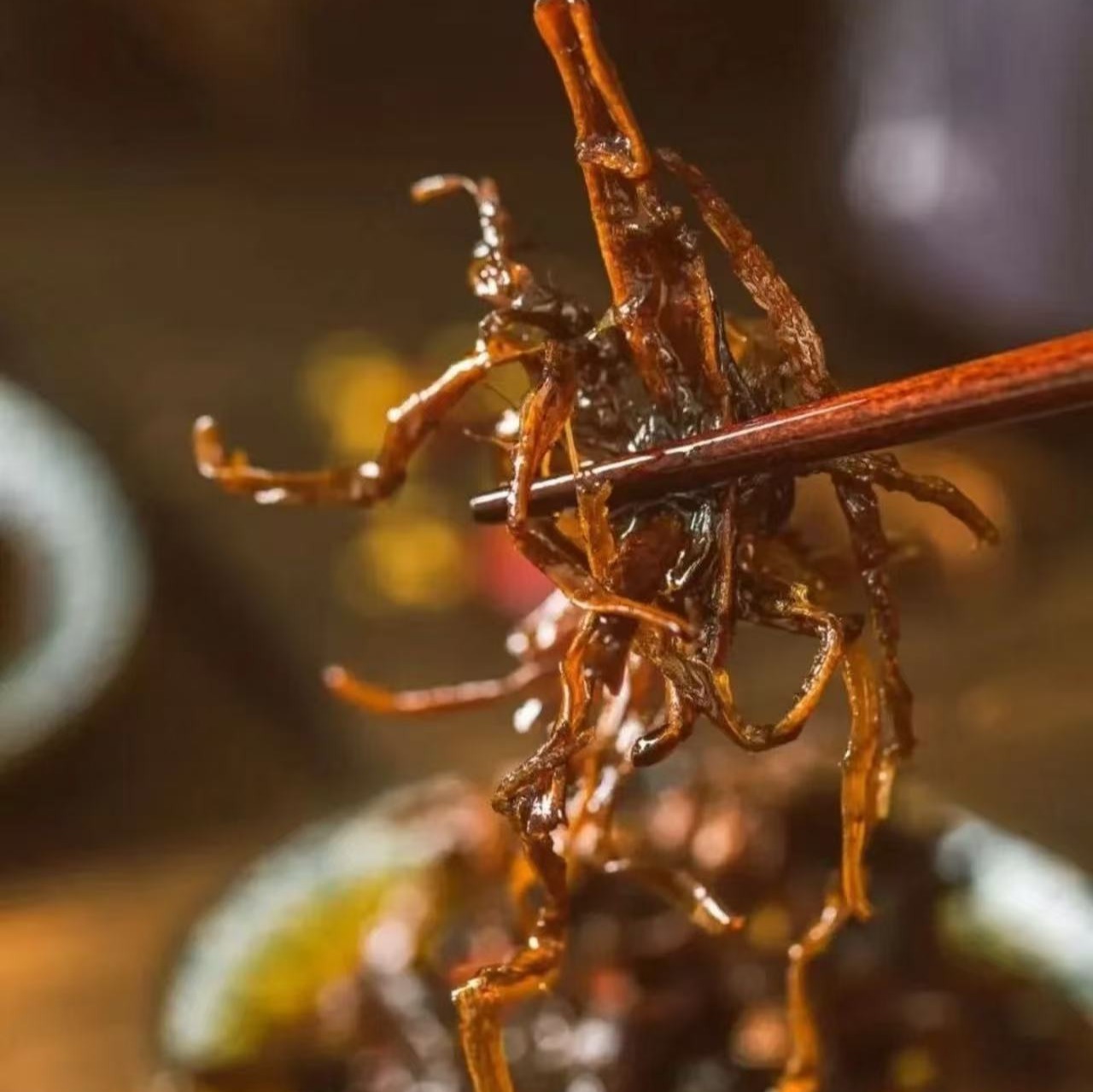 【油淋鸡枞菌】鲜到空口炫的拌饭酱❗云南大山里的美味，比肉还香，拌饭能炫三大碗！鸡枞丝不仅不硬不柴，而且鲜中带甜，吃到后面还会有一丝回甘~慢慢感受鸡枞丝鲜、香、嫩，菌香浓郁，越嚼越香