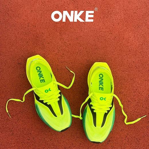 专属🔥【别猜了，开学季跑鞋王炸来了！这个价格能买到全掌碳板❗️德系硬核跑鞋】上脚就像装了弹簧——碳板推进感明显，跑个几公里只是热身德国制造，强到如此可怕❗️从学生到成人，从小跑到大赛都能穿❗️ 商品图4