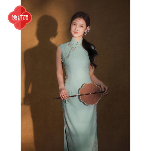 逸红颜《斓歌》2026夏新款微弹布纹敦煌宝相花刺绣修身无袖旗袍女 商品图2
