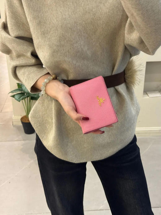 Prada 樱花粉 短款 十字纹牛皮 钱包 商品图3