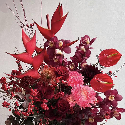 《祥瑞》富贵鸟红掌冬青大花蕙兰牡丹菊花团纹青花瓷花瓶 商品图1