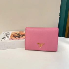 Prada 樱花粉 短款 十字纹牛皮 钱包