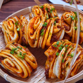 【鲜香透齿❗️香辣肉花卷馒头】搭配秘制香辣料与葱花，肉量扎实不松散，咸香浓郁，每一口都能吃到真实肉丁，速冻早餐食品摆摊半成品包子加热即食点心QQ