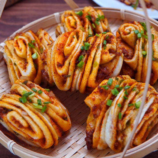 【鲜香透齿❗️香辣肉花卷馒头】搭配秘制香辣料与葱花，肉量扎实不松散，咸香浓郁，每一口都能吃到真实肉丁，速冻早餐食品摆摊半成品包子加热即食点心QQ 商品图0