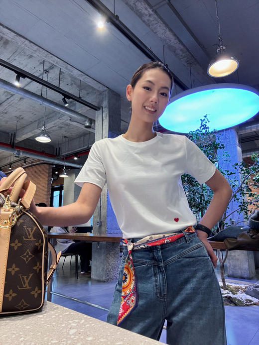 【一切刚刚好】噢蜜ooomeoo爱心刺绣白T“限时赠送真丝丝巾” 商品图4