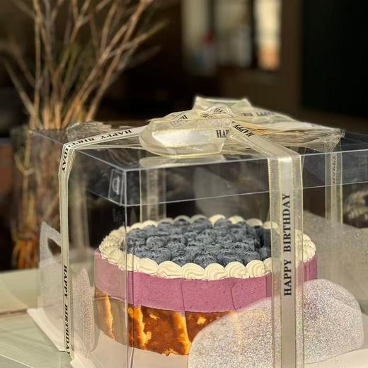 【甜久荟 蓝莓慕斯巴斯克芝士蛋糕】 明明可以靠颜值 但是还有如此丰富美妙的口感 蓝莓的清甜搭配芝士的馥郁 微微焦香的巴斯克外壳和它特有的软心 精良的技术实现在一款美味的蛋糕上 值得在一切美好的时刻享受 商品图5