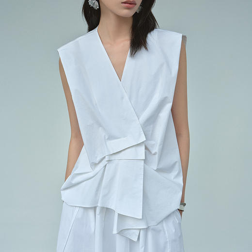 NEELLY纳俪商场同款夏新款V领设计感无袖马甲女气质收腰百搭上衣N26044R04548 商品图2