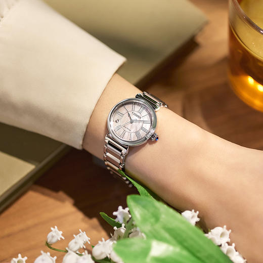 西铁城/CITIZEN小铃花贝母盘光动能花语风吟钢带时尚女表EM1060-87Y 商品图5