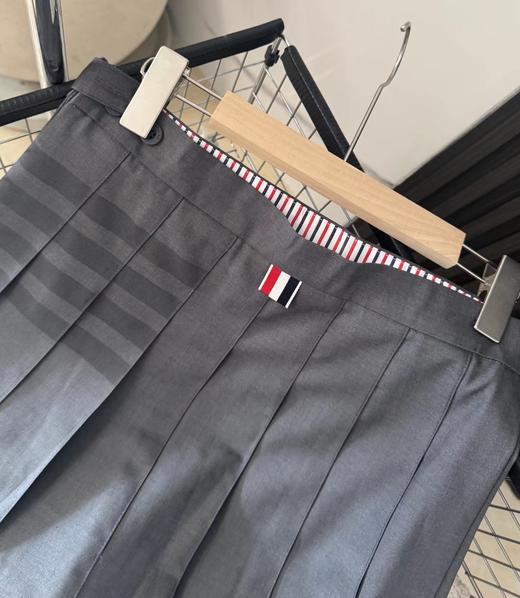 F030144四季可穿新款前短后长不对称暗纹四杠灰色百褶短裙 商品图10