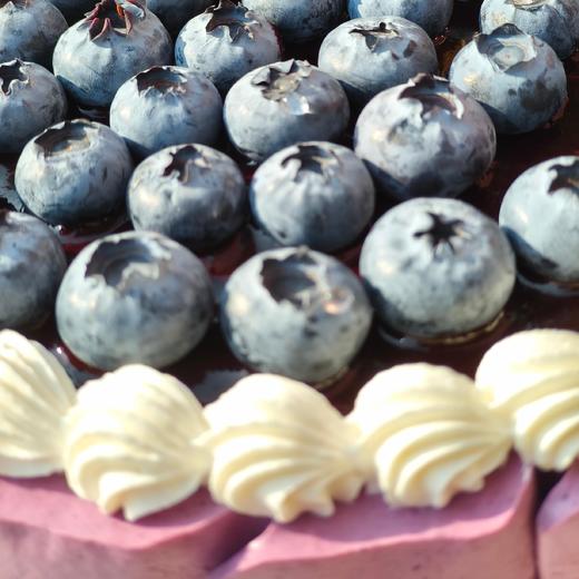 【甜久荟 蓝莓慕斯巴斯克芝士蛋糕】 明明可以靠颜值 但是还有如此丰富美妙的口感 蓝莓的清甜搭配芝士的馥郁 微微焦香的巴斯克外壳和它特有的软心 精良的技术实现在一款美味的蛋糕上 值得在一切美好的时刻享受 商品图2