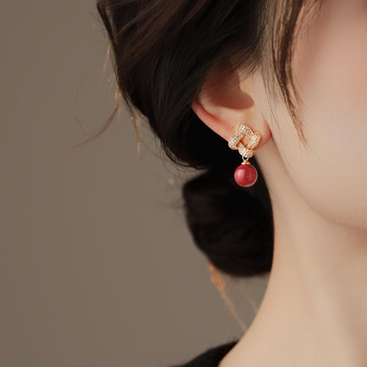 雀说 新年红色珍珠微镶同心结耳环EH23760 商品图2