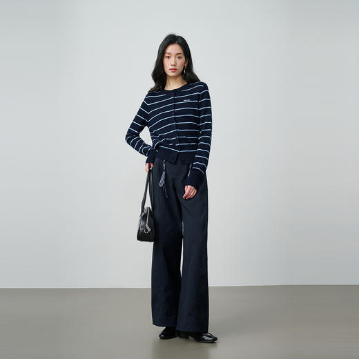 NEELLY纳俪商场同款春季新款藏青蓝条纹短针织开衫女显白休闲上衣N26014A03315 商品图3